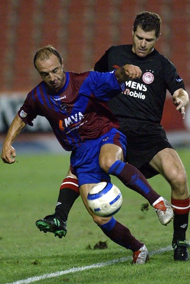 Vistió la camiseta del Barcelona dos temporadas desde 1995 hasta 1997. Jugó la temporada 2004-05 con el Levante.
