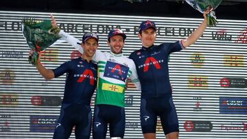 GRAF3555. BARCELONA, 28/03/2021.- El británico Adam Yates (C), ganador de la carrera, celebra en el podio con sus compañeros de equipo, el australiano Richie Porte (i), que finalizó segundo, y el británico Geraint Thomas (d), que fue tercero tras la séptima y última etapa de la Volta a Cataluña con salida y llegada a Barcelona de 133 kilómetros. EFE/Toni Albir