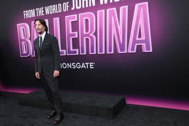Keanu Reeves posa en la alfombra roja del estreno de la película "Ballerina" en Los Ángeles, California.
