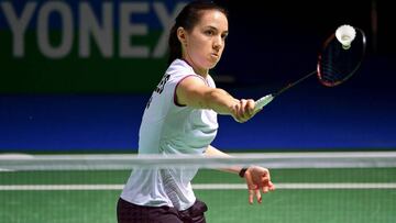La española Beatriz Corrales devuelve la pluma durante un partido.