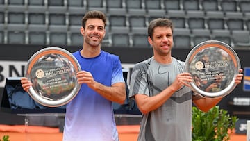 Marcel Granollers y Horacio Zeballos, con los trofeos de campeones en Roma.