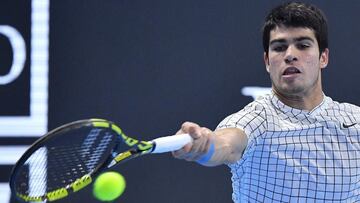 Carlos Alcaraz devuelve una bola durante su partido ante Sebastian Korda en la final de las Next Generation ATP Finals en el Allianz Cloud de Milán.