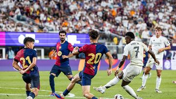 EAST RUTHERFORD, NEW JERSEY - AUGUST 3: Vinícius Junior #7 of Real Madrid takes the shot on goal in the second half of the pre-season friendly match against FC Barcelona at MetLife Stadium on August 3, 2024 in East Rutherford, New Jersey. (Photo by Ira L. Black - Corbis/Getty Images)