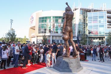 Vista trasera de la monumental estatua dedicada al mítico quaterback de los New England Patriots.