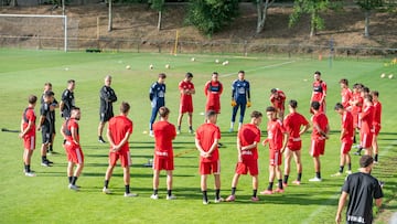 Los jugadores y el cuerpo técnico del Racing de Ferrol se reúnen durante un entrenamiento.
