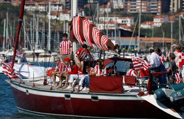 Embarcaciones en la ría de Bilbao a la espera de la Gabarra.