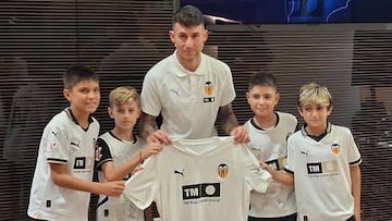 Raba se viste del Valencia: “Tras hablar con Corona y Corberán, ni lo dudé”