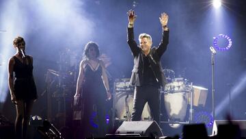 GRA305. MADRID, 24/06/2017.- El músico Alejandro Sanz (d) durante el concierto ofrecido esta noche en el estadio Vicente Calderón, en Madrid, con el que revive las canciones de uno de los discos más populares de su carrera, "Más", de cuya publicación se cumplen 20 años. EFE/Luca Piergiovanni