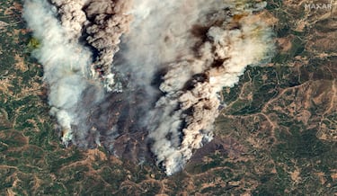 Una imagen satelital muestra el humo de los incendios forestales en Piódão, una freguesia portuguesa del concelho de Arganil.