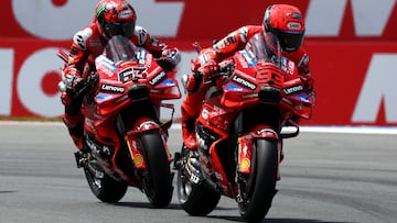 Marc Márquez pilota por delante de Pecco Bagnaia la Ducati de MotoGP.