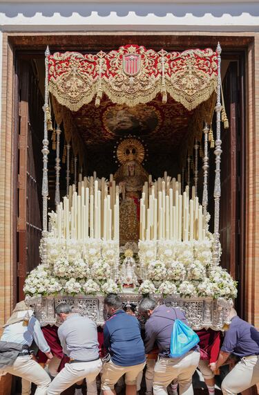 La hermandad de Santa Genoveva sale de su templo para iniciar su estación de penitencia el Lunes Santo en Sevilla. 