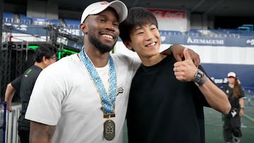 Courage Adams, con su medalla de oro y un fan en X Games Osaka 2025