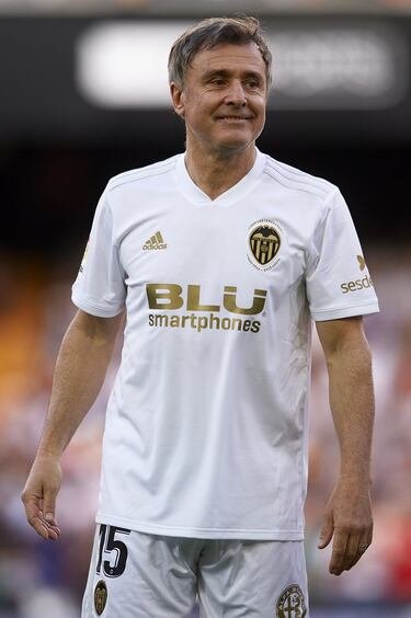 Cuando llegó con 32 años en junio de 1997 muchos pensaron que lo hacía para retirarse. Y sí, lo hizo, pero nueve años después. Carboni jugó su último partido con el Valencia a la edad de 41 años, 1 mes y 10 días. No se entiende la época de los títulos de Liga, Copa y finales europeas sin la figura de Carboni, uno de los futbolistas extranjeros más influyentes y a su vez con más sentimiento de pertenencia de la historia che. 350 partidos, 333 como titular, 2 goles y 19 asistencias. En total, siete títulos. Fue titular en la final de La Cartuja, como en otros 50 partidos de esa temporada. Tras jubilarse, durante unos años, siguió vinculado al Valencia como Director Deportivo. Hoy en día trabaja como asesor de clubes y agencias, además de comentarista de televisión en Italia.  