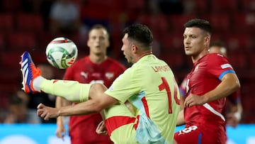 Belgrade (Serbia), 15/04/2020.- Aymeric Laporte (L) of Spain in action against Strahinja Pavlovic (R) of Serbia during the UEFA Nations League group D soccer match between Serbia and Spain in Belgrade, Serbia, 05 September 2024. (España, Belgrado) EFE/EPA/ANDREJ CUKIC
