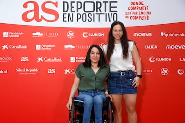 Nuria López, departamento financiero de ILUNION textil Care con  Eva María Cambero, fisioterapeuta en ILUNION y atleta.