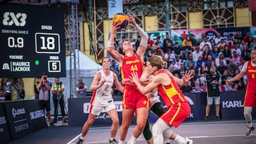 Gracia Alonso lanza a canasta de espaldas en el último segundo de la semifinal ante Canadá para dar la victoria y la clasificación a los Juegos Olímpicos a la Selección española 3x3.
