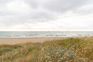 Esta playa se sitúa entre Pinedo y El Saler. En su paisaje también encontramos dunas y en esta ocasión podemos disfrutar de un carril bici que las atraviesa y que permite que los ciclistas disfruten de las maravillosas vistas que ofrece esta playa. En definitiva, es una de las mejores playas naturales de la provincia.