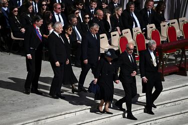 El primer ministro húngaro, Viktor Orban, camina antes de la misa funeral del Papa Francisco, en la Plaza de San Pedro, en el Vaticano.