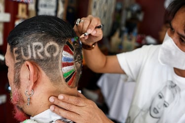 La pasión por la Eurocopa no solo se vive en Europa, sino que traspasa las fronteras del Viejo Continente.
Sirva como ejemplo esta fotografía, tomada en Bangkok (Tailandia), en la que un caballero acudió al peluquero
para que le pintara en el pelo el logotipo de la competición. Confiemos en que el día 9 apoyara a nuestra Roja.