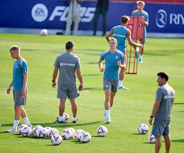 Conor Gallagher durante el entrenamiento de hoy del Atlético de Madrid en la Ciudad Deportiva de Majadahonda.