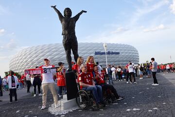 Aficionados del Bayern de Munich posan junto a una estatua de Gerd "Torpedo" Müller en los aledaños del Allianz Arena. Leyenda goleadora del Bayern en los años 60 y 70.