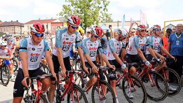 Todos los compañeros del Lotto Soudal rinden homenaje a Bjorg Lambrecht