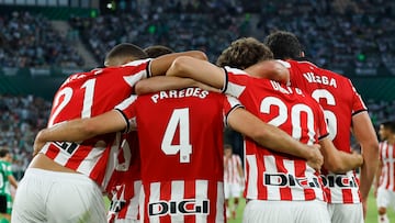 SEVILLA , 31/08/2025.- Los jugadores del Athletic celebran el primer gol de su equipo, obra de Marc Bartra en propia puerta, durante el partido de LaLiga entre el Betis y el Athletic Club, este domingo en el estadio de la Cartuja. EFE/ Julio Muñoz