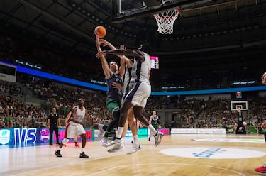 El Unicaja arrasa al Baskonia de Pablo Laso en el homenaje a Carlos Suárez