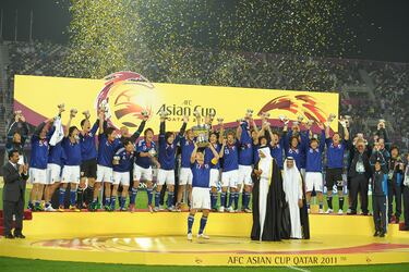 La primera vez que Japón pariticipó en la Copa Asiática fue en 1988. Desde entonces ha ganado el trofeo continental 4 veces: Japón 1992, Líbano 2000, China 2004 y Qatar 2011.