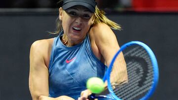 Maria Sharapova devuelve una bola ante Daria Gavrilova durante su partido en el Open de San Petersburgo.