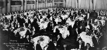 El 11 de mayo se funda en Los Ángeles, La Academia de Artes y Ciencias Cinematográficas. Esta organización es mundialmente conocida por sus premios anuales a las películas de Hollywood, popularmente conocidos como «los Óscar».
Este día Louis B. Mayer, jefe de MGM, formó una reunión con 36 invitados teniendo un banquete en el Hotel Ambassador, para plantear sus propuestas para la creación de la academia. Una vez que mostraron los artículos que se incorporarán a la academia, escogieron a Douglas Fairbanks como presidente y formaron 36 ramas diferentes, a partir de los 36 invitados de diferente personalidades. La academia fue creada para beneficio a la industria cinematográfica, sin fines de lucro.