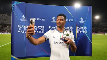 BARCELONA, SPAIN - APRIL 30: Denzel Dumfries of FC Internazionale poses for a selfie with the PlayStation Player Of The Match award after the UEFA Champions League 2024/25 Semi Final First Leg match between FC Barcelona and FC Internazionale Milano at Estadi Olimpic Lluis Companys on April 30, 2025 in Barcelona, Spain. (Photo by Alex Caparros - UEFA/UEFA via Getty Images)