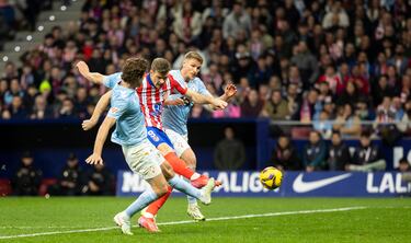 El jugador del Atlético de Madrid, Sorloth, marca el 1-1 al Celta de Vigo. 
