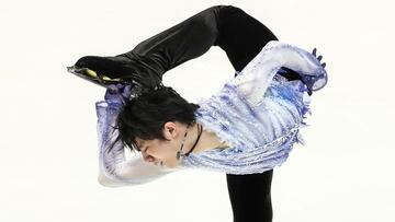 El patinador japonés Yuzuru Hanyu compite durante el programa corto del NHK Trophy de Sapporo en 2019.