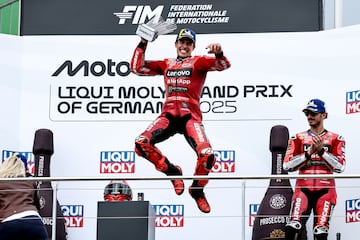 Marc Márquez celebra en el podio su victoria en el GP de Alemania disputado en el circuito de Sachsenring.