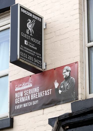 “Servimos desayuno alemán”, reza un cartel en el frontal de Soccer Suits Guest House, un pequeño emplazamiento con apartamentos.
