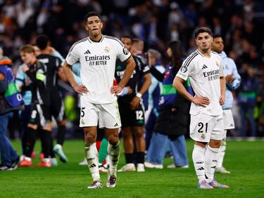 Los futbolistas del Real Madrid lamentan la derrota.