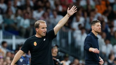 MADRID , 30/08/2025.- El entrenador del Mallorca, Jagoba Arrasate (i), durante el partido de la tercera jornada de LaLiga entre el Real Madrid y el RCD Mallorca, este sábado en el estadio Santiago Bernabéu. EFE/Chema Moya