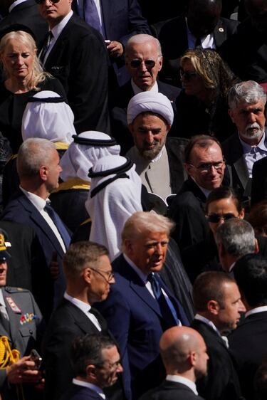 El presidente estadounidense Donald Trump y el expresidente estadounidense Joe Biden asisten a la misa funeral del Papa Francisco en la Plaza de San Pedro del Vaticano.