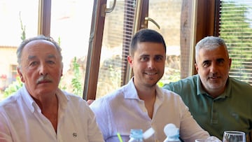 Alessio Lisci junto al presidente De Miguel y el director deportivo Alfredo Merino.