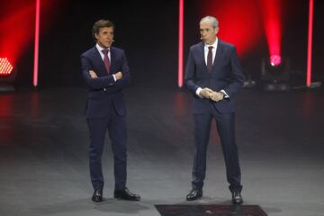 Los presentadores Perico Delgado y Carlos de Andrés.