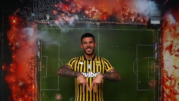 El extremo catalán Carles Pérez posa con la camiseta de su nuevo equipo, el Aris Salónica.