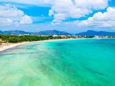 Tiene una extensión de 3,5 kilómetros de agua cristalina. Es una visita obligatoria para todos aquellos que quieran hacer una escapada a Mallorca. En ella se pueden realizar cantidad de deportes acuáticos.