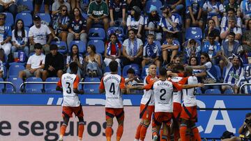 El Oviedo celebra el gol del Del Moral que dio la victoria al Oviedo en Riazor.