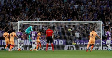 0-2. Falta lateral que lanza Griezmann, Masip llega tarde en la salida de puños y José María Giménez remata de cabeza para anotar el segundo tanto.