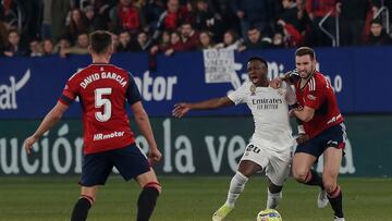 PAMPLONA, 18/02/2023.- El delantero brasileño del Real Madrid, Vinicius Jr. (2d), disputa el balón ante el centrocampista de Osasuna, Jon Moncayola, durante el encuentro correspondiente a la jornada 22 de primera división que disputan hoy sábado en el estadio El Sadar de Pamplona. EFE / Villar López.
