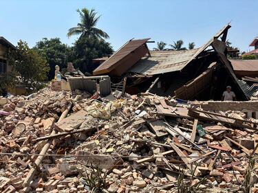 Derrumbe del edificio de un monasterio budista tras un terremoto en Naypyitaw, Myanmar.