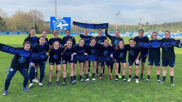 Las jugadoras del Deportivo posan con las bufandas de apoyo mandadas por una peña blanquiazul.