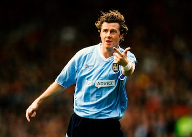 Llegó al equipo inglés en el 2003 donde jugó hasta 2005, año en el que se retiró del fútbol profesional. Con el equipo de Manchester jugó 44 partidos y no marcó ningún gol.