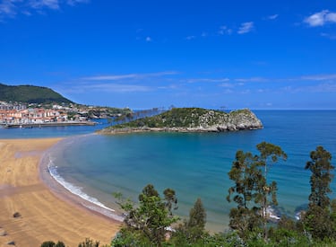 La playa de Isuntza se encuentra en el municipio de Lekeitio, al este del litoral vizcaíno. Al estar ubicada en el mismo casco urbano, junto al puerto y el parque de la localidad, Isuntza tiene numerosas zonas de paseo, bares, restaurantes y hoteles en sus alrededores.